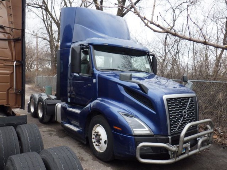 2019-volvo-vnl300-image-3