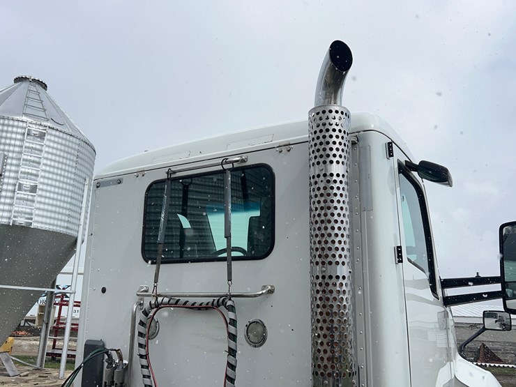 2017-kenworth-t680-image-26