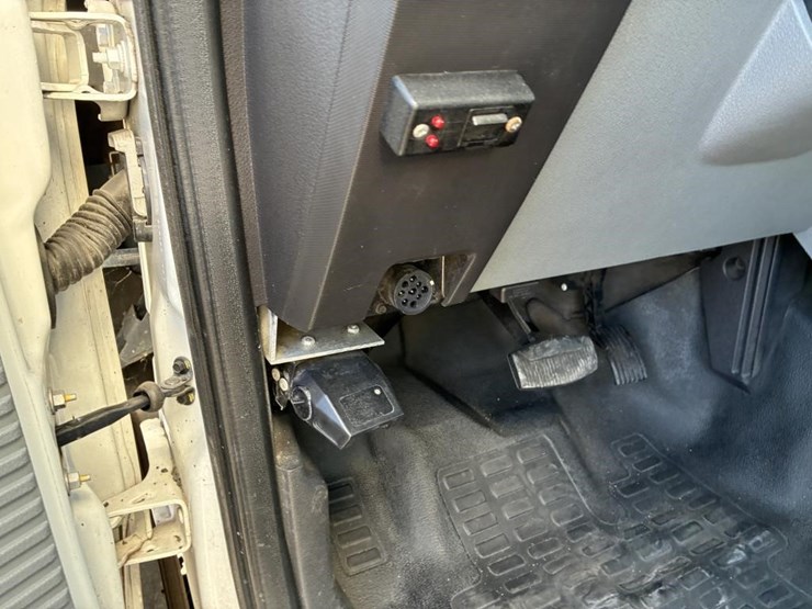 2013-ford-f650-xlt-image-16