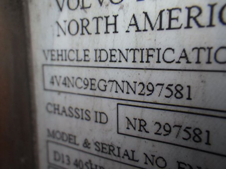 2022-volvo-vnl300-image-20