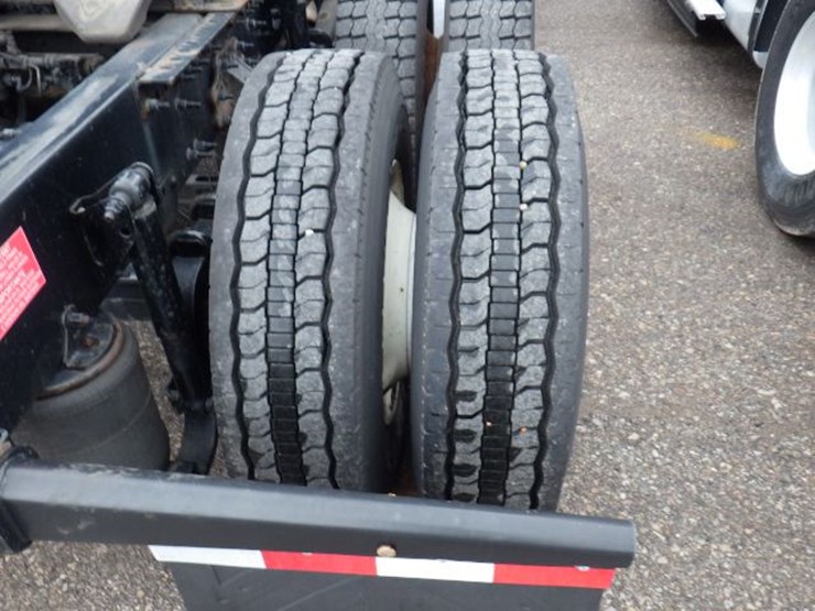 2019-volvo-vnl300-image-9