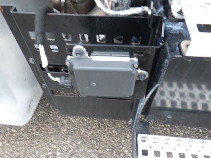 2022-volvo-vnl300-image-4