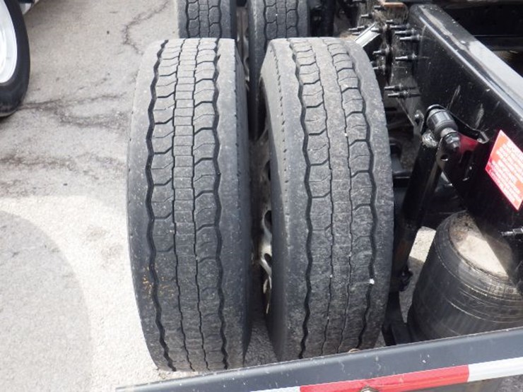 2022-volvo-vnl300-image-14