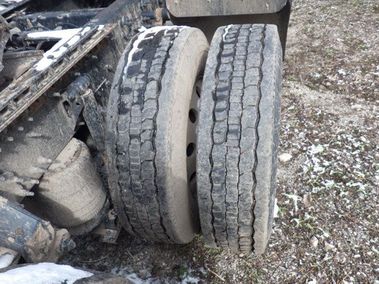 2022-volvo-vnl300-image-9