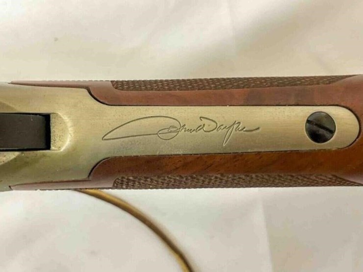 john-wayne-commemorative-winchester-rifle-image-20