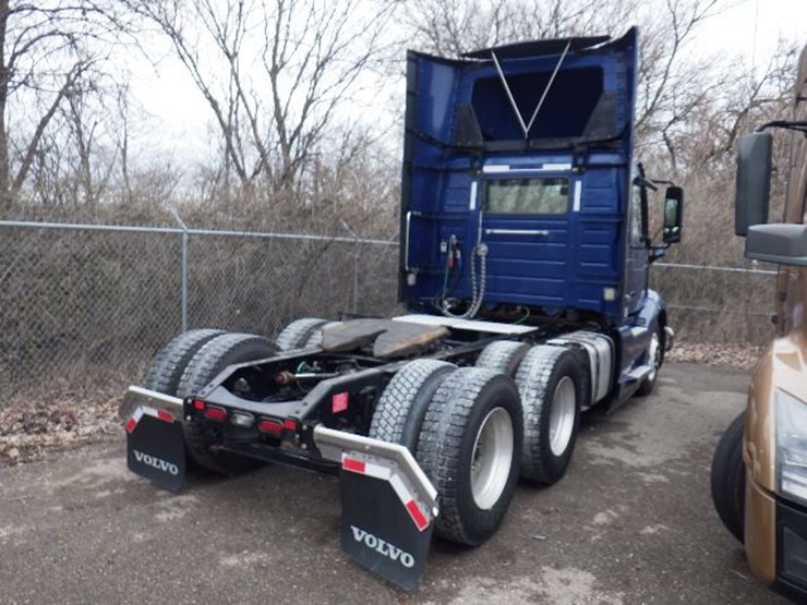 2019-volvo-vnl300-image-10