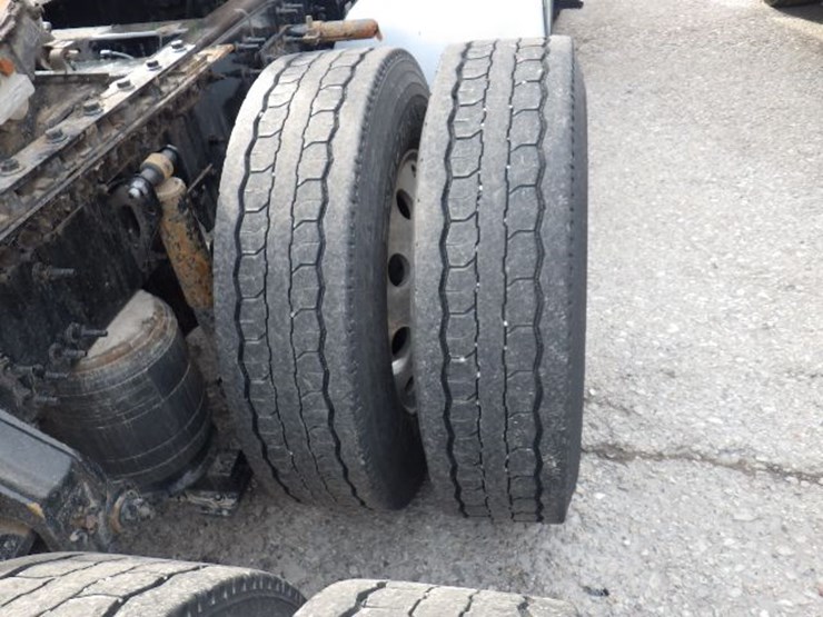 2022-volvo-vnl300-image-11