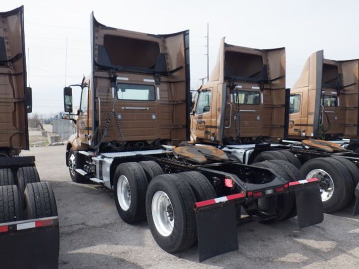 2022-volvo-vnl300-image-17