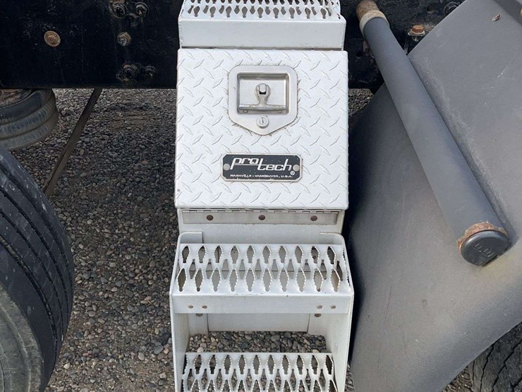 2004-peterbilt-379-image-31