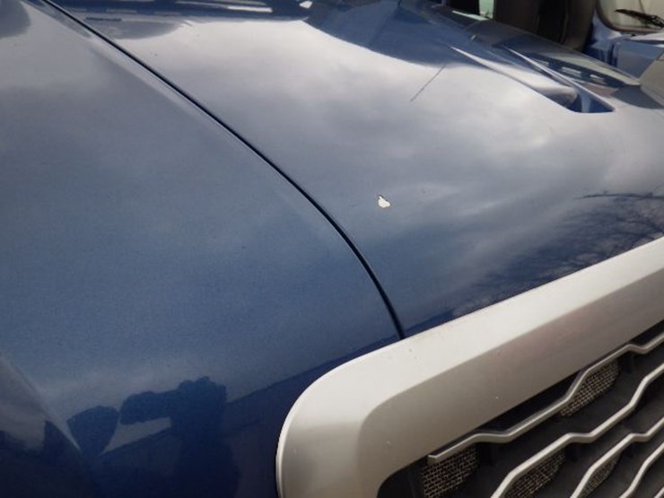 2019-volvo-vnl300-image-5