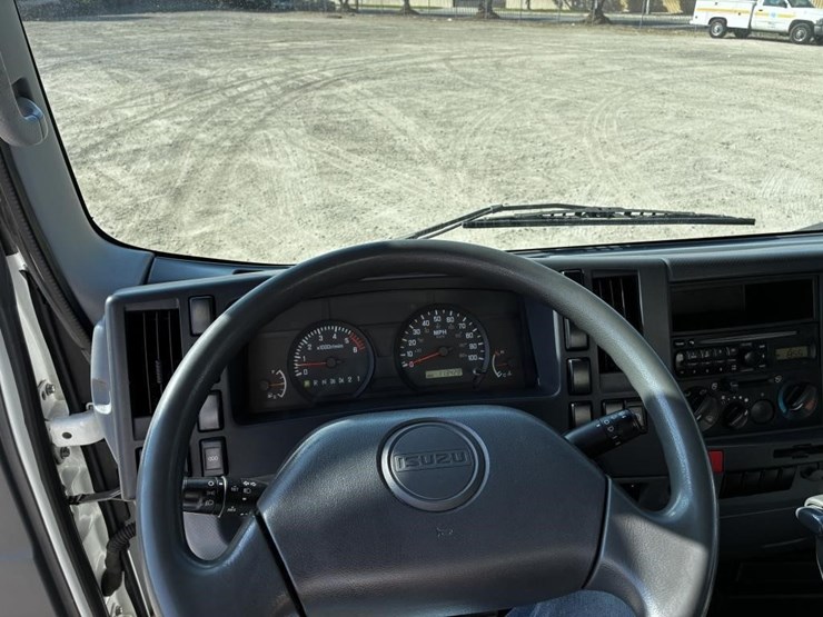 2013-isuzu-npr-image-18