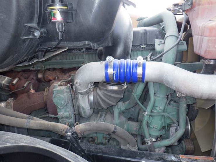 2022-volvo-vnl300-image-28