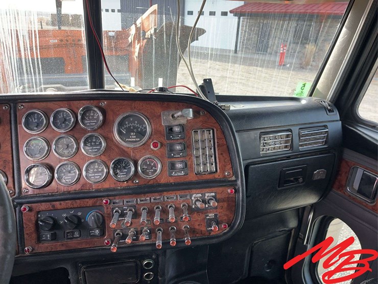 2004-peterbilt-379-image-45