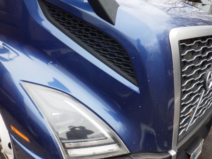 2019-volvo-vnl300-image-5