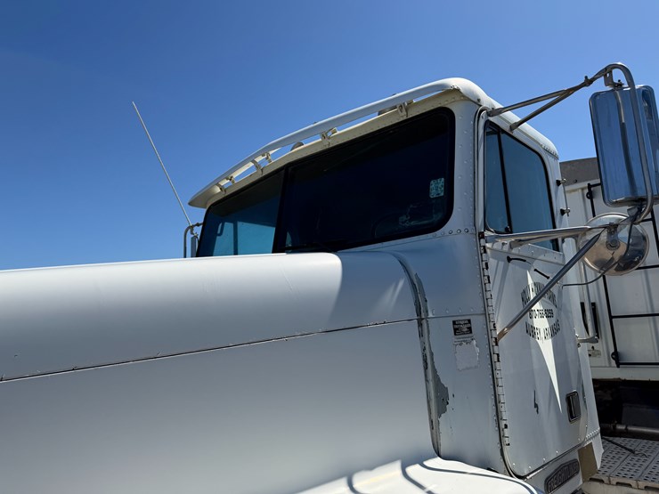 #42453-•-1996-freightliner-daycab-truck-tractor-vin:-1fupdcxb8th744360-image-29