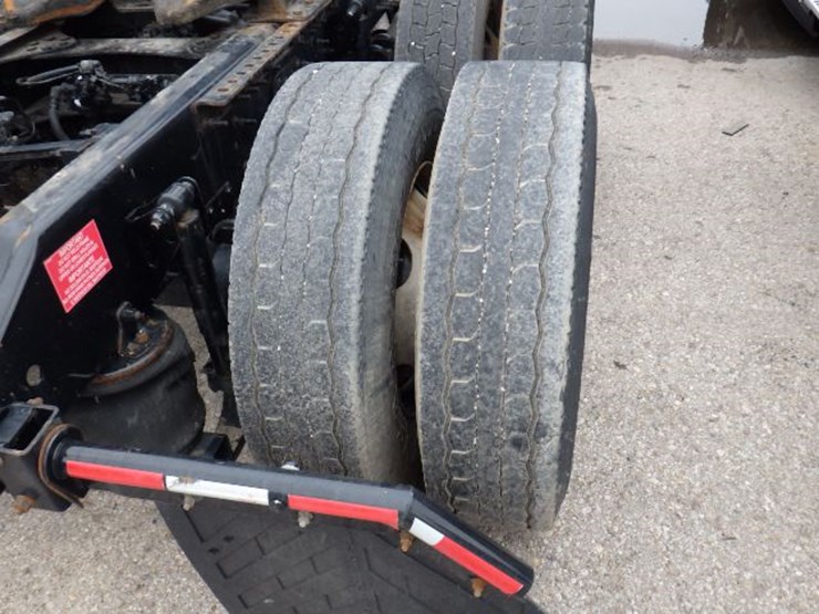 2020-volvo-vnl300-image-7