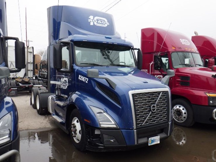 2020-volvo-vnl300-image-3