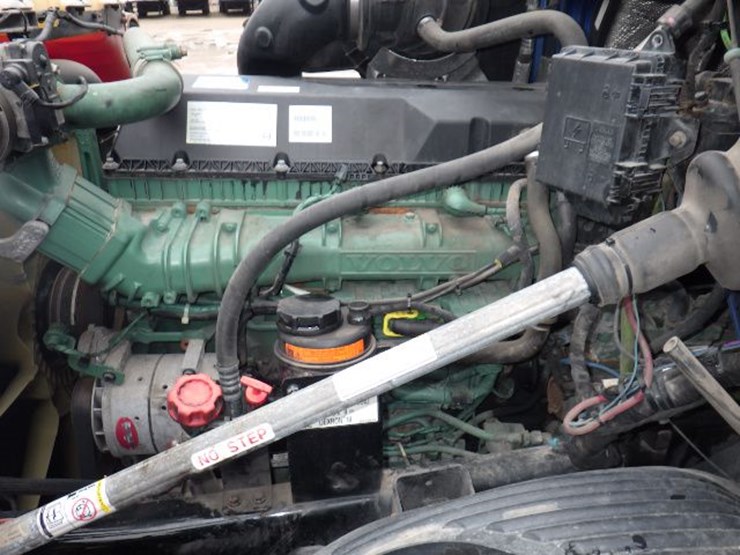 2018-volvo-vnl300-image-23