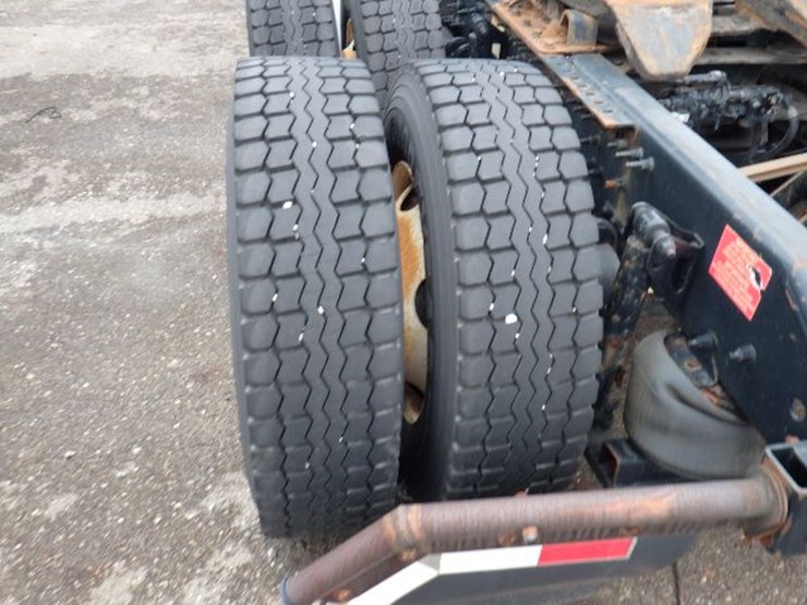 2018-volvo-vnl300-image-11