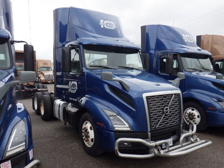 2019-volvo-vnl300-image-4