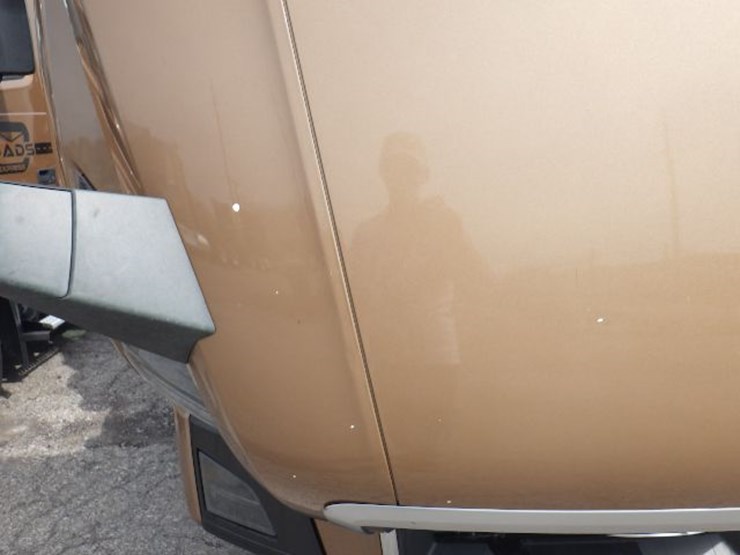 2022-volvo-vnl300-image-25