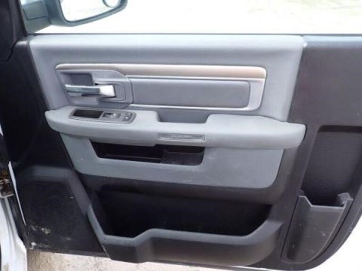 2013-ram-1500-slt-image-28