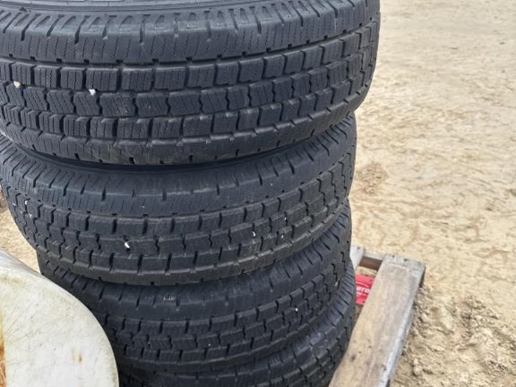 #29-•-(4)-f250-8-lug-rims-lt245/75r17-image-1