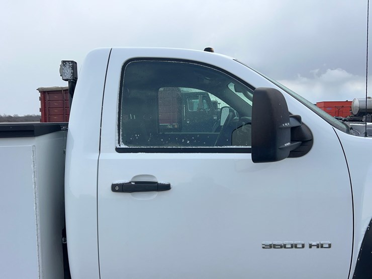 2011-chevrolet-3500hd-image-17