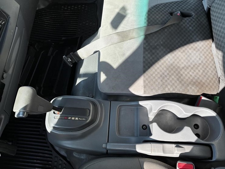 2013-isuzu-npr-image-17