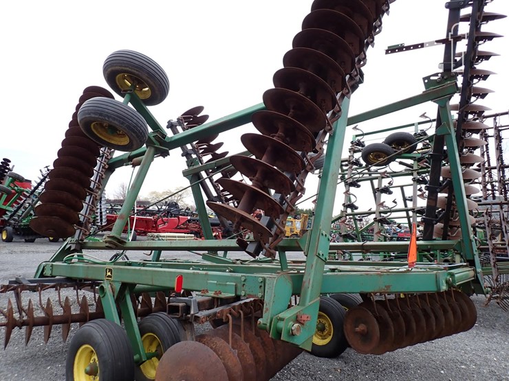 john-deere-235-image-11