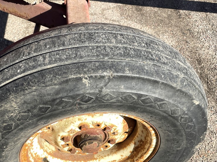 #1092-•-e-z-flow-gravity-box-on-running-gear-image-12