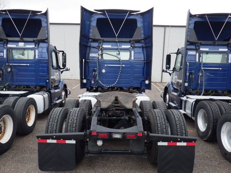 2019-volvo-vnl300-image-11