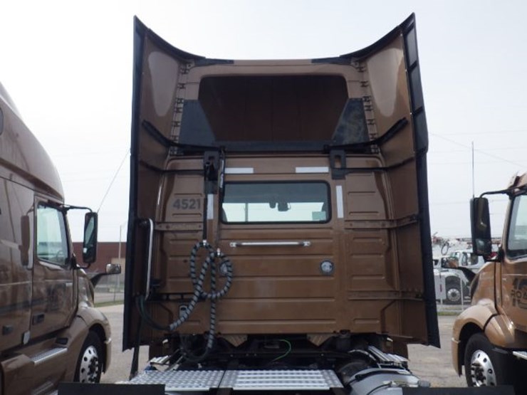 2022-volvo-vnl300-image-15