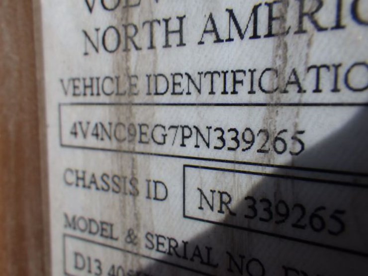 2023-volvo-vnl300-image-18