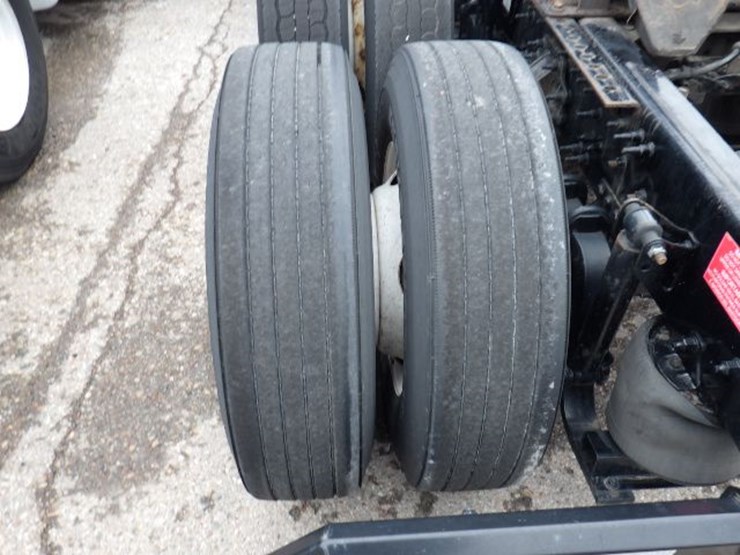 2018-volvo-vnl300-image-16