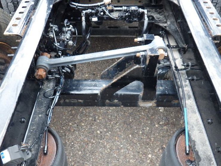 2018-volvo-vnl300-image-11