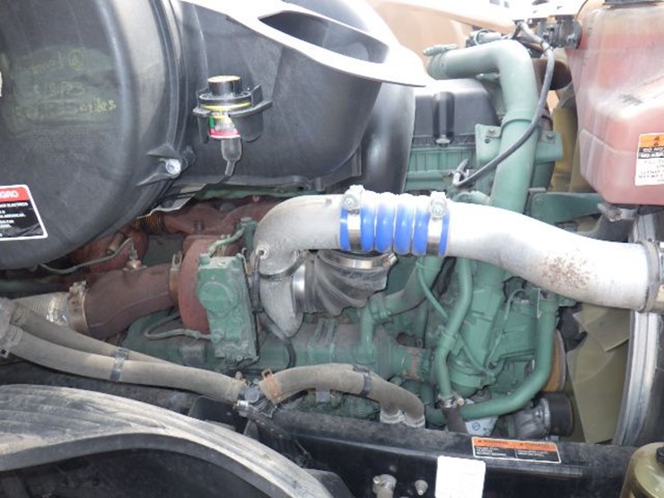 2022-volvo-vnl300-image-24