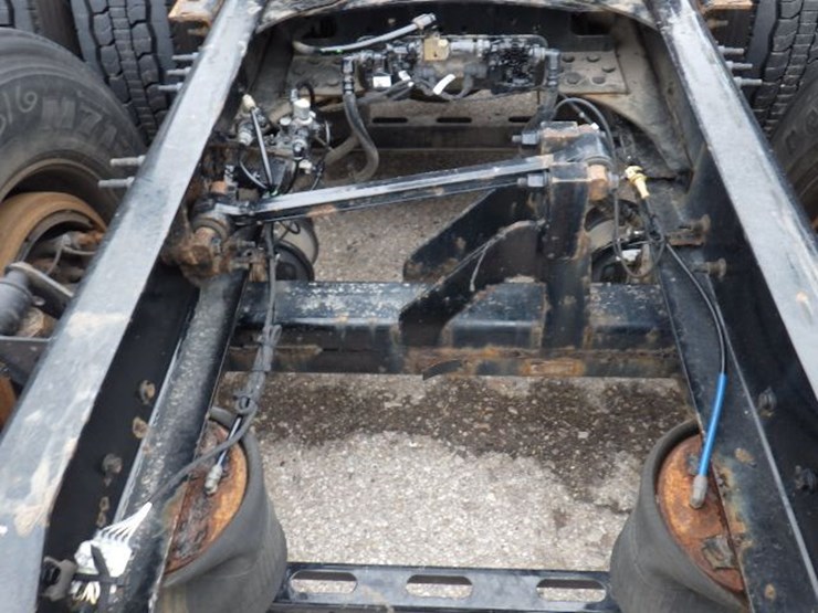 2019-volvo-vnl300-image-10