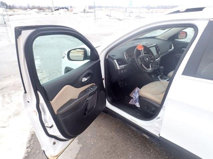 2016-jeep-cherokee-image-11