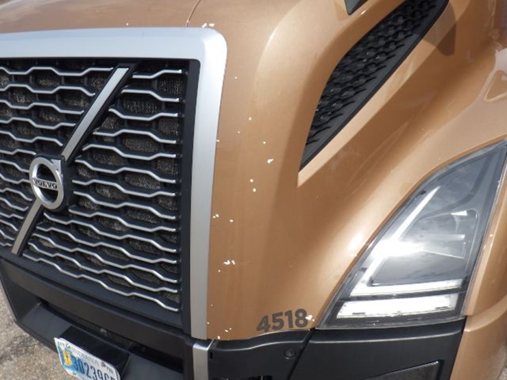 2022-volvo-vnl300-image-2