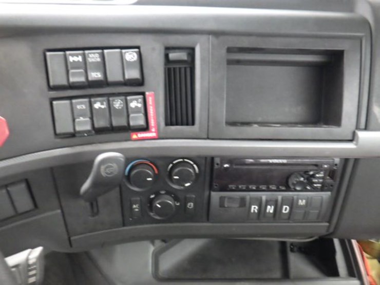 2019-volvo-vnl300-image-18