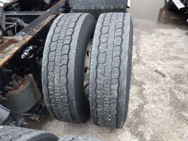 2019-volvo-vnl300-image-8