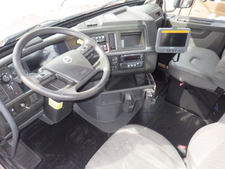 2022-volvo-vnl300-image-21