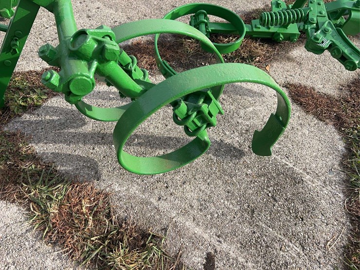 john-deere-one-row-mounted-cultivator-image-9