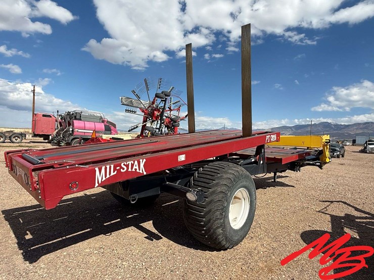 mil-stak-pt/2016-large-bale-stacker-image-2