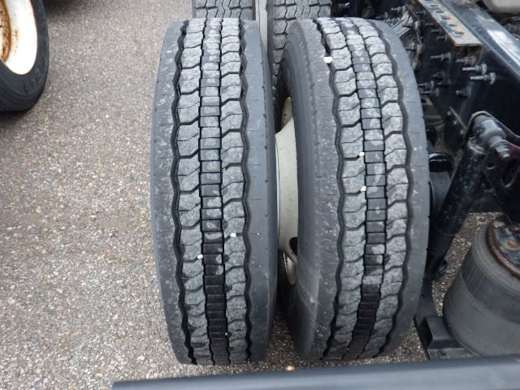 2019-volvo-vnl300-image-14