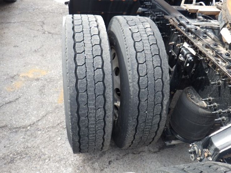 2022-volvo-vnl300-image-16