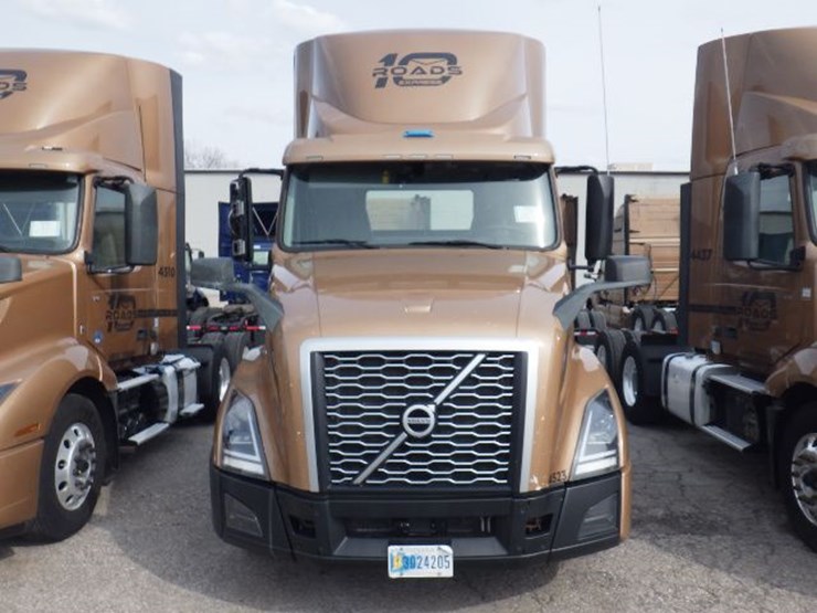 2022-volvo-vnl300-image-2
