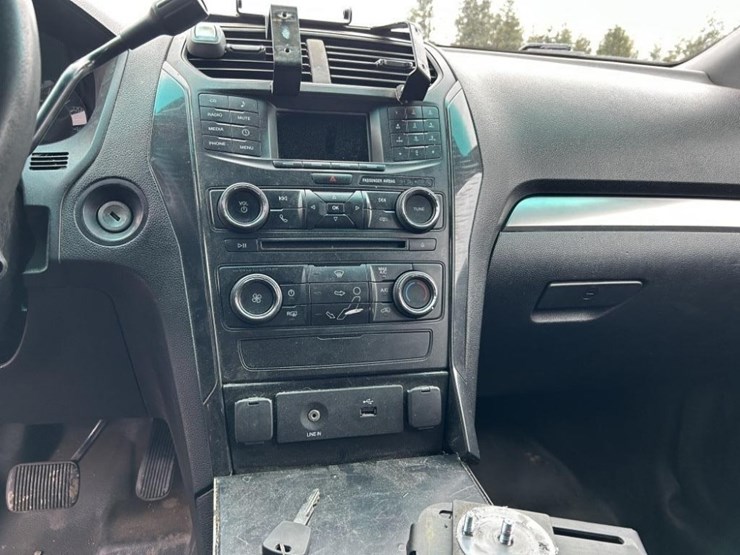 2016-ford-explorer-image-15