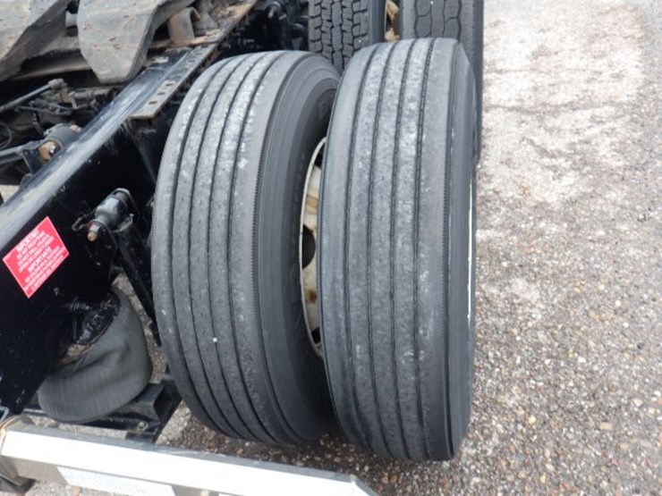 2018-volvo-vnl300-image-10